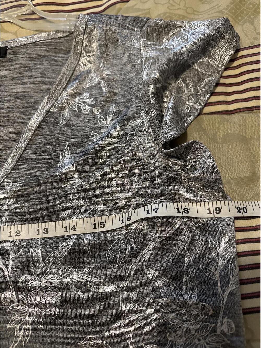 White House Black Market Gray Floral Print V-Neck Top Size L - Picture 6 of 7